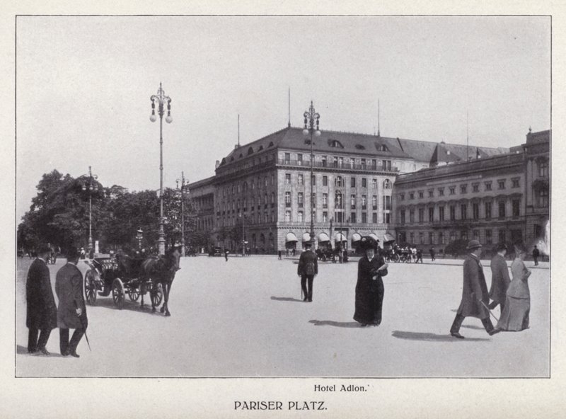 Berlim: Pariser Platz (foto a p/b) de Photographer German