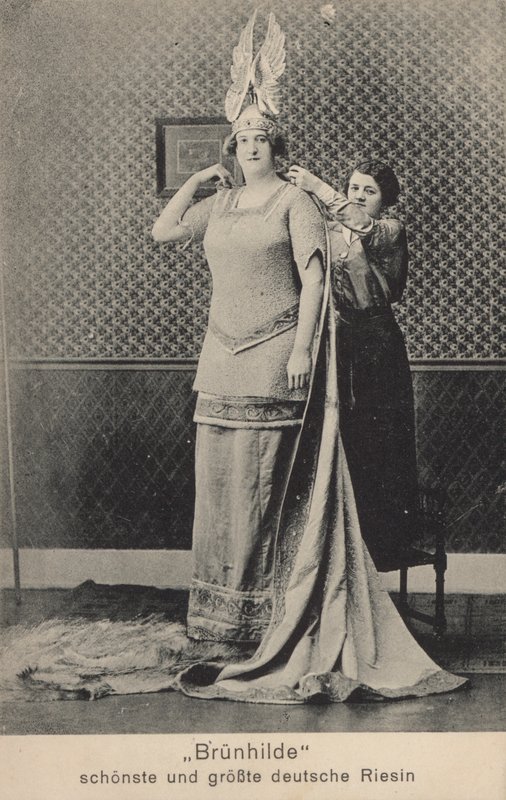 Brunhilde, a mais bela e mais alta gigante alemã (foto a p/b) de Photographer German