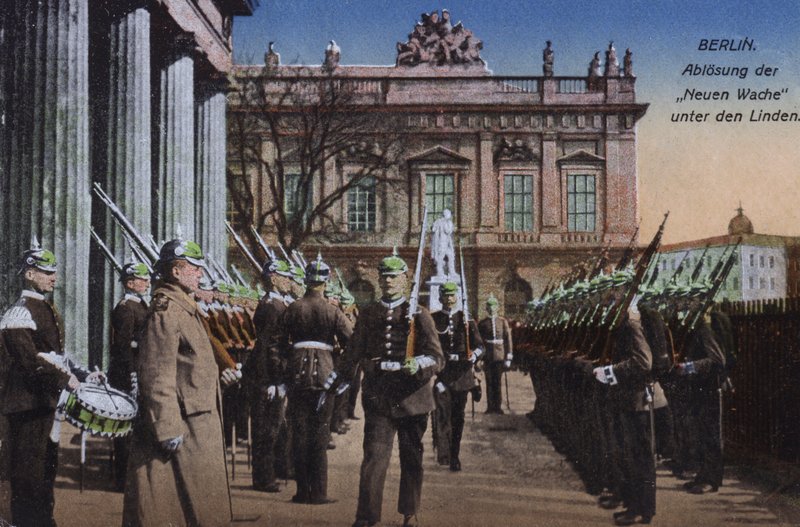 Troca da guarda no Neue Wache, Unter den Linden, Berlim, Alemanha (foto colorida) de Photographer German