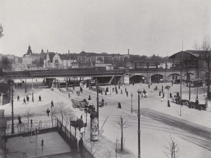 Charlottenburg, Hardenbergstrasse, estação Zoologischer Garten (foto a p/b) de Photographer German