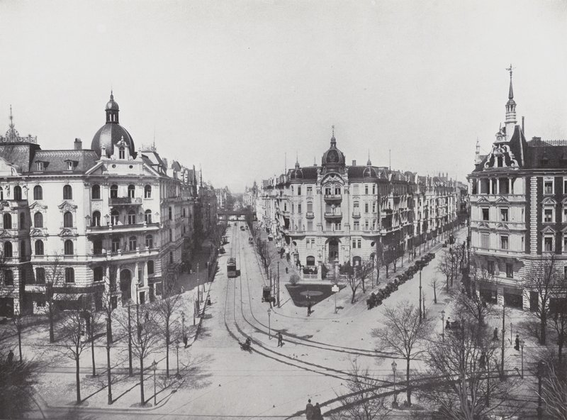 Charlottenburg, Kurfurstendamm, canto de Uhland- e Grolmann-Strasse (foto a p/b) de Photographer German