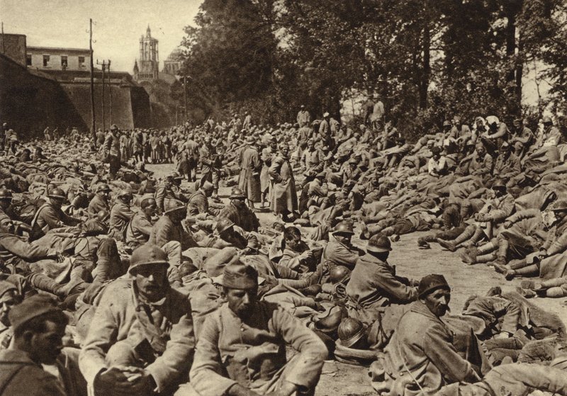 Ponto de recolha na cidadela de Laon, França, para prisioneiros franceses capturados na Ofensiva da Primavera alemã, Primeira Guerra Mundial de Photographer German