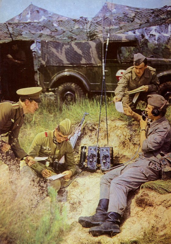 Camaradas de armas são irmãos de classe, juntos eles são invencíveis (foto colorida) de Photographer German
