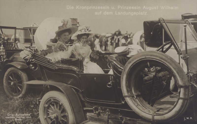Princesa Coroa Cecilie e Princesa August Wilhelm da Alemanha num aterragem de Zeppelin (foto a p/b) de Photographer German