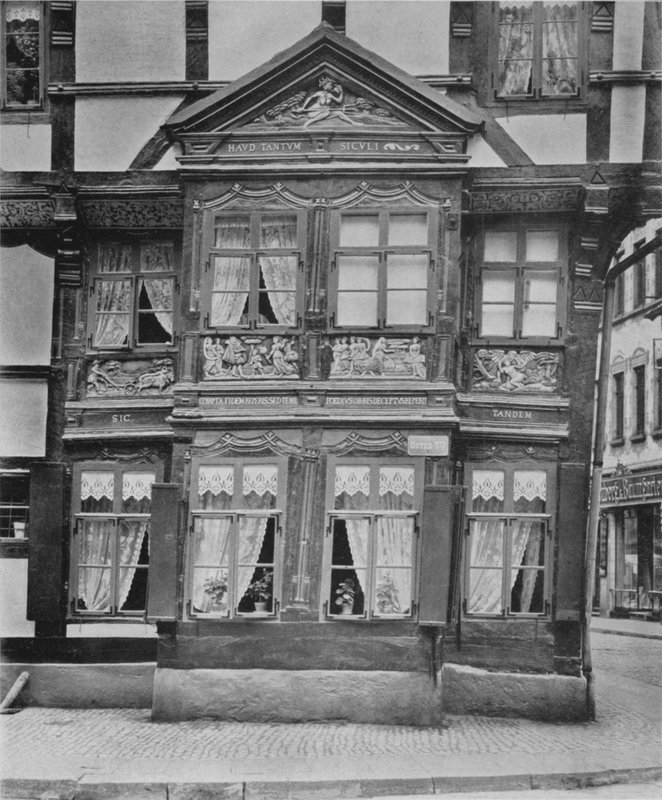 Janela da baía na casa dos Borchers na Osterstrasse (foto a p/b) de Photographer German