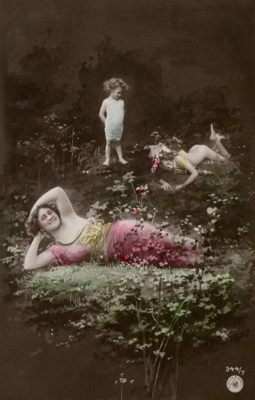 Família na margem de um rio (foto a cores) de Photographer German