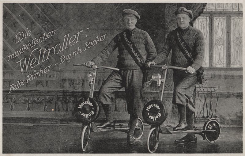 Felix Ruether e Bernhard Ricker, pilotos de scooter musicais (foto a p/b) de Photographer German