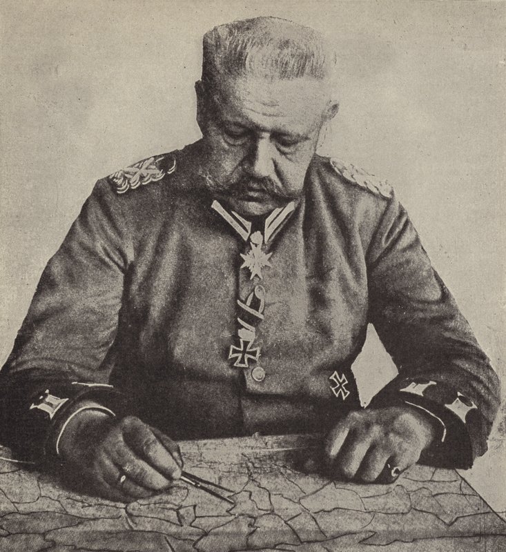 Marechal de Campo von Hindenburg estudando um mapa (foto a p/b) de Photographer German
