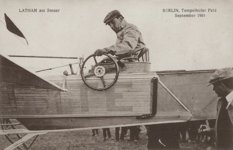 O aviador francês Hubert Latham nos comandos do seu avião, aeródromo de Tempelhof, Berlim, Setembro de 1909 (foto a p/b) de Photographer German