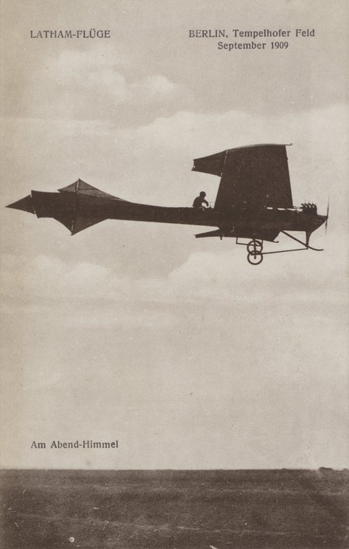 Aviador francês Hubert Latham sobrevoando o aeródromo de Tempelhof, Berlim, Setembro de 1909 (foto a p/b) de Photographer German