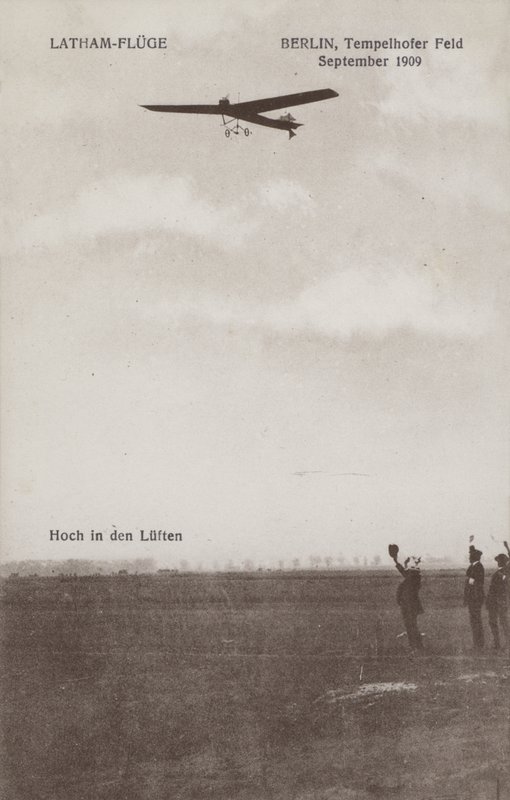 Aviador francês Hubert Latham sobrevoando o aeródromo de Tempelhof, Berlim, Setembro de 1909 (foto a p/b) de Photographer German