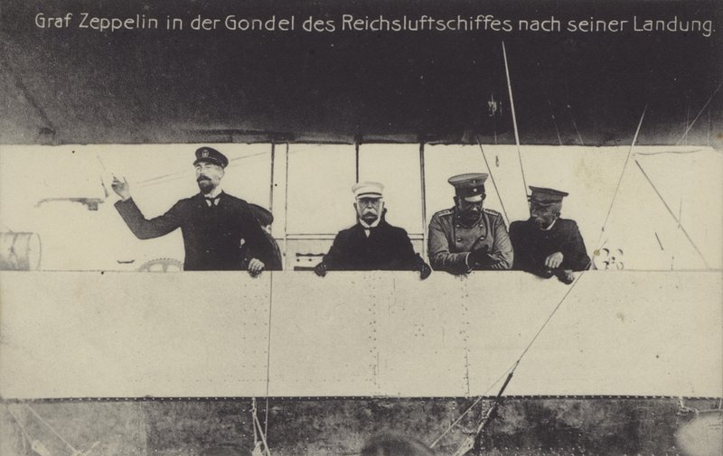 O construtor alemão Graf Ferdinand von Zeppelin na gôndola de um de seus dirigíveis após a aterrissagem (foto a p/b) de Photographer German