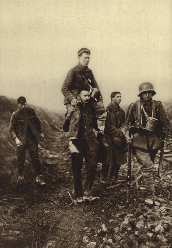 Infantaria alemã com uma ferida na perna a ser transportada do campo de batalha por prisioneiros britânicos, Primeira Guerra Mundial de Photographer German