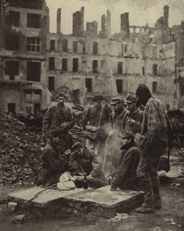 Prisioneiros de guerra alemães libertados do cativeiro na União Soviética, em meio às ruínas de Berlim de Photographer German