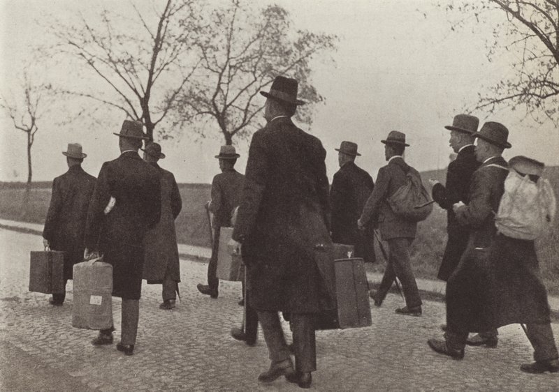 Trabalhadores ferroviários alemães expulsos do Ruhr por participarem na campanha de desobediência civil durante a ocupação francesa, agosto de 1923 (foto a p/b) de Photographer German