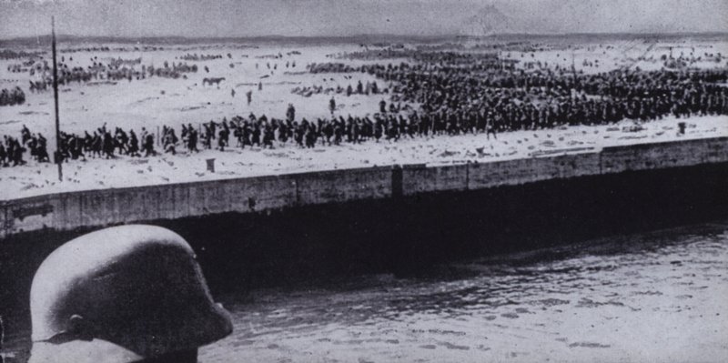 Soldado alemão a vigiar prisioneiros aliados na praia de Dunquerque, França, Segunda Guerra Mundial, Junho de 1940 (foto a p/b) de Photographer German
