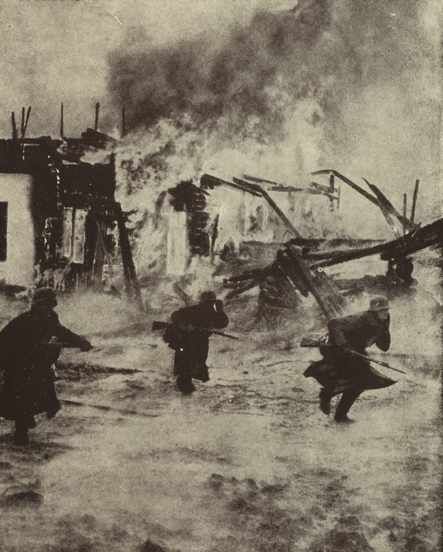 Soldados alemães avançam através das ruínas ardentes de Roterdão após o seu bombardeamento pela Luftwaffe, Segunda Guerra Mundial, Maio de 1940 (foto a p/b) de Photographer German