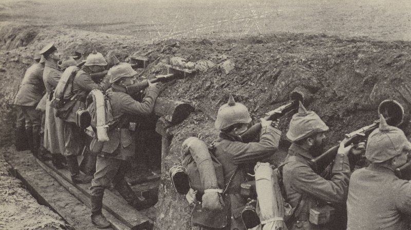 Soldados alemães nas trincheiras da Flandres atirando através de buracos feitos de pequenas caixas de madeira e canos de esgoto (foto a p/b) de Photographer German