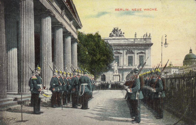 Soldados alemães em desfile fora da Neue Wache, Berlim (foto colorida) de Photographer German
