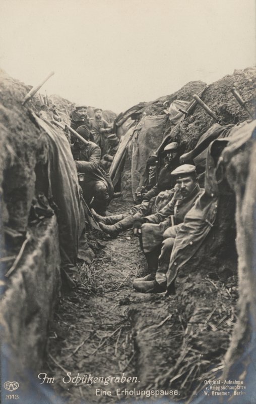 Soldados alemães a fazer uma pausa nas trincheiras, Primeira Guerra Mundial de Photographer German