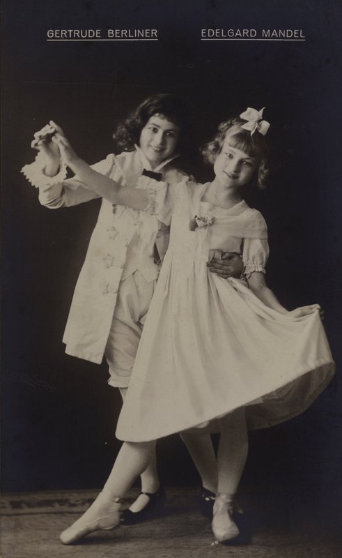 Gertrude Berliner e Edelgard Mandel, atrizes alemãs (foto a p/b) de Photographer German