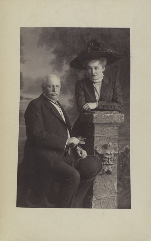 Graf Ferdinand von Zeppelin, designer e construtor de aeronaves alemão, e sua esposa Isabella (foto a p/b) de Photographer German