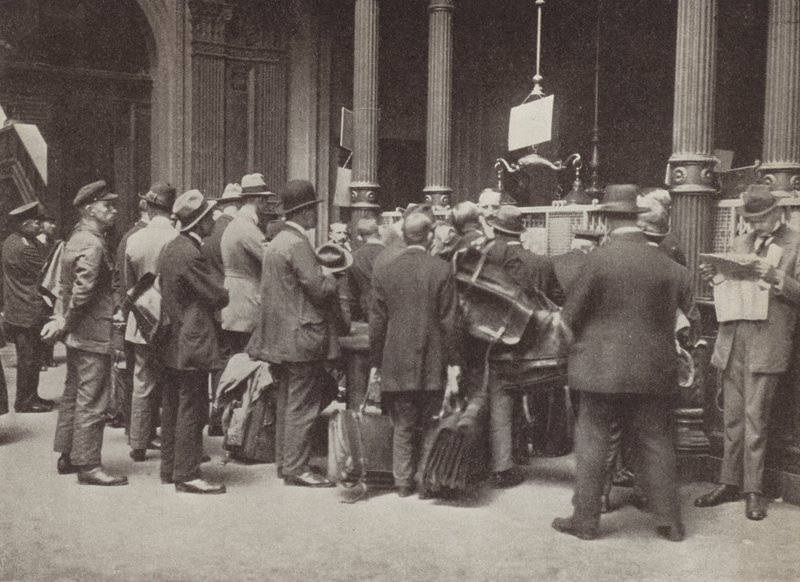Hiperinflação em Weimar Alemanha: membros da fila pública fora do Reichsbank em Berlim com malas para transportar o seu dinheiro, julho de 1923 (foto a p/b) de Photographer German