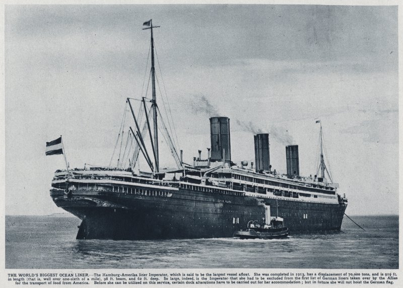 Imperator, transatlântico construído para a linha alemã Hamburg America em 1913, utilizado pelos Aliados para transportar tropas americanas de volta aos Estados Unidos após o fim da Primeira Guerra Mundial (foto a p/b) de Photographer German