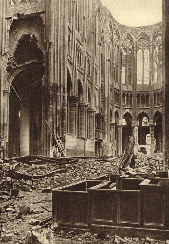 Interior da Basílica de São Quintino, França, destruída pelo bombardeio dos Aliados, Primeira Guerra Mundial de Photographer German