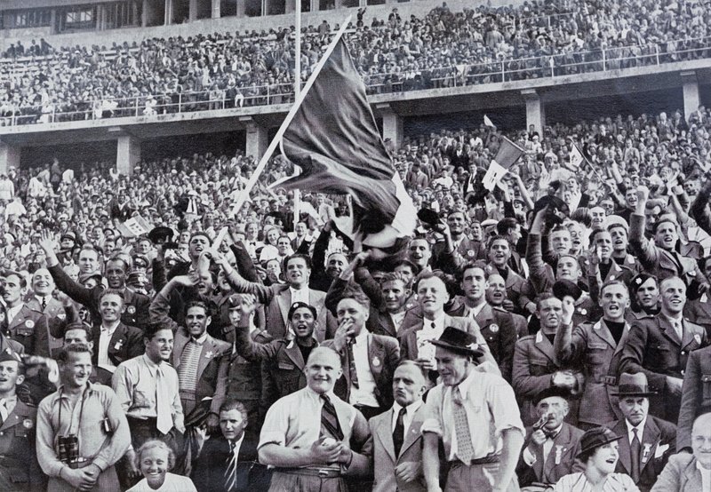 Torcedores italianos apoiam seus atletas no estádio nos Jogos Olímpicos, Berlim, Alemanha de Photographer German
