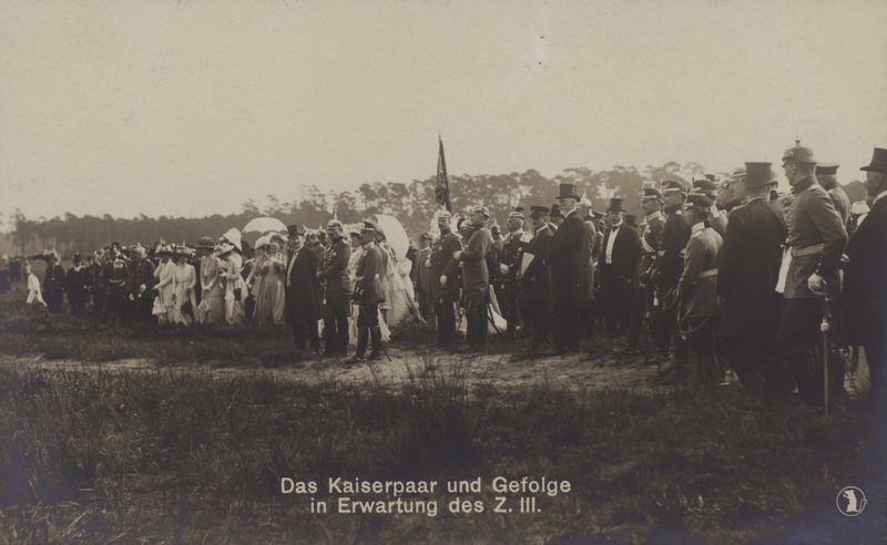 Kaiser Wilhelm II e Imperatriz Victoria Augusta da Alemanha e sua comitiva aguardando a chegada de Zeppelin LZ III (foto a p/b) de Photographer German