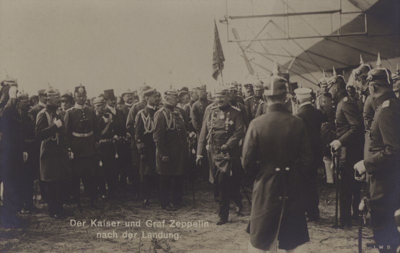 Kaiser Wilhelm II e o construtor alemão Graf Ferdinand von Zeppelin após a aterragem de um dos dirigíveis da Zeppelin (foto a p/b) de Photographer German