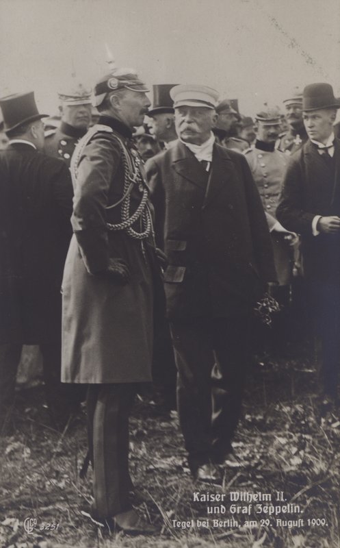 Kaiser Wilhelm II e o construtor alemão Graf Ferdinand von Zeppelin no aeródromo de Tegel, Berlim, 29 de Agosto de 1909 (foto a p/b) de Photographer German