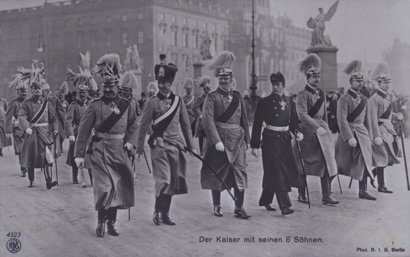 Kaiser Wilhelm II da Alemanha e seus seis filhos em uniforme militar (foto a p/b) de Photographer German