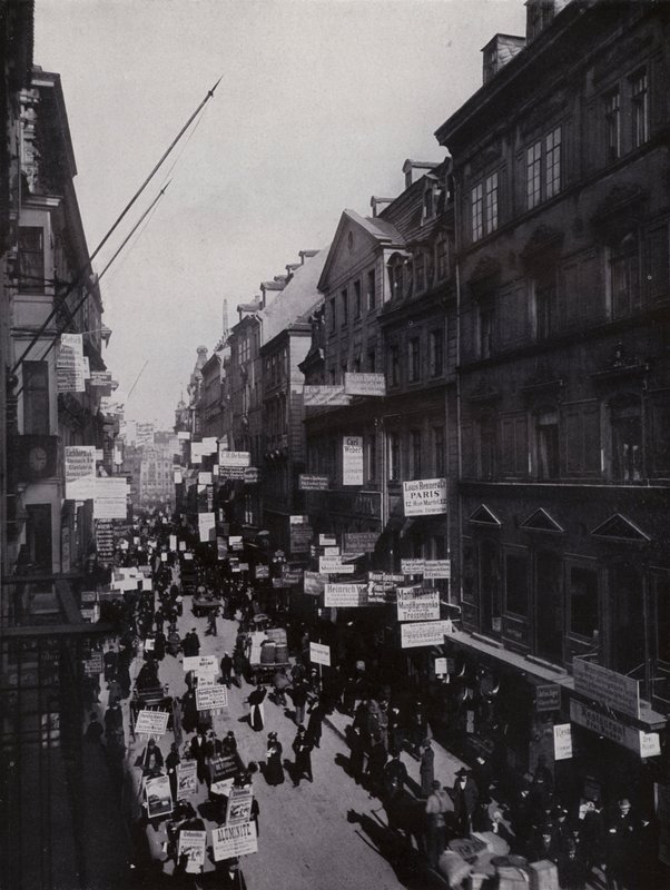 Leipzig: Petersstrasse Durante a Feira (foto a p/b) de Photographer German