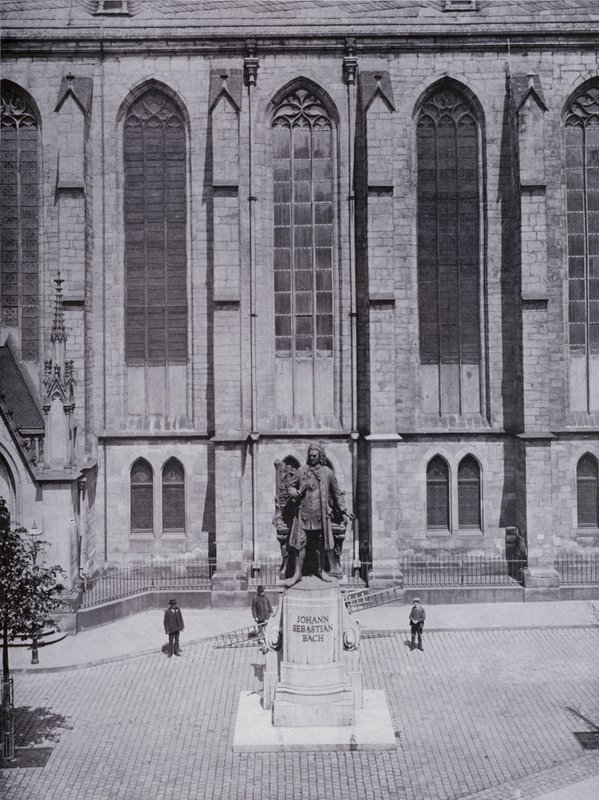 Leipzig: Igreja São Tomás com Monumento Bach (foto a p/b) de Photographer German