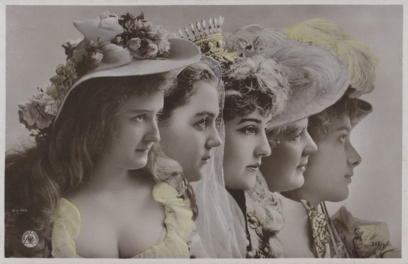 Linha de mulheres em vestido histórico (foto a cores) de Photographer German