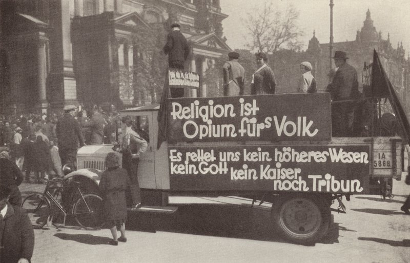 Camião manchado com slogans comunistas nas ruas de Berlim, Alemanha de Photographer German