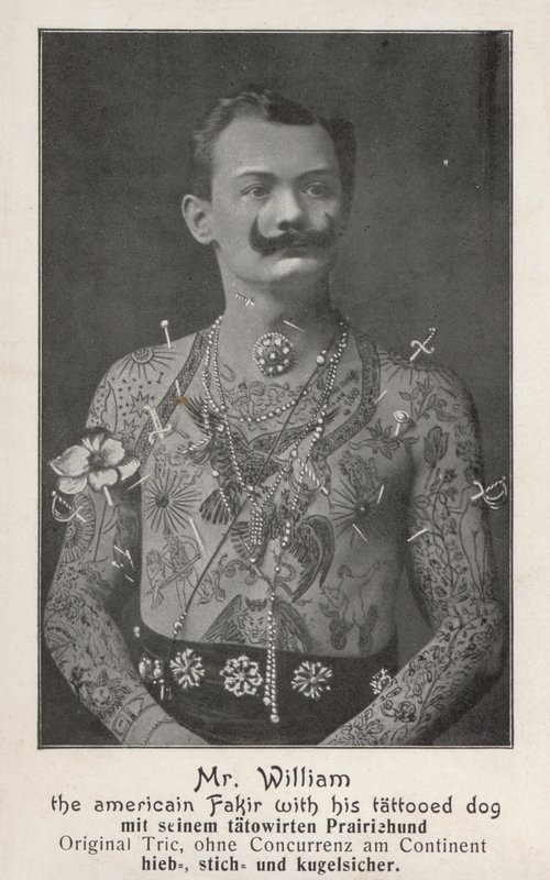 Sr. William, o Fakir americano com o seu cão tatuado (foto a p/b) de Photographer German