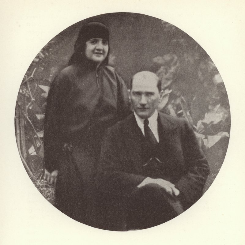 Mustafa Kemal Ataturk, Presidente da Turquia, e sua esposa, Latife Usakligil (foto a p/b) de Photographer German