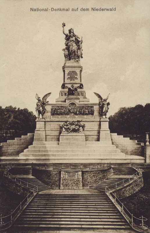 Nationaldenkmal, monumento comemorativo da unificação da Alemanha, Rudesheim am Rhein, Hesse (foto a p/b) de Photographer German