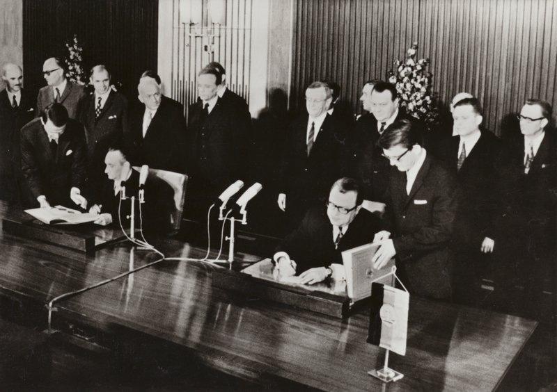 Em 26 de Maio de 1972 foi assinado o Tratado de Trânsito, o primeiro tratado estatal entre a República Democrática Alemã e a República Federal da Alemanha, na capital da RDA, Berlim (foto a p/b). de Photographer German