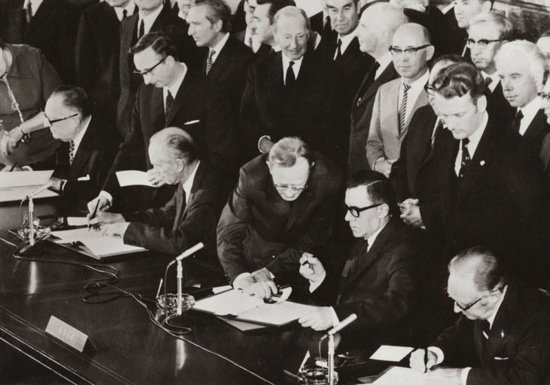 Em 3 de Junho de 1972, os Ministros dos Negócios Estrangeiros das Quatro Potências assinaram o protocolo final do Acordo Quadripartido sobre Berlim Ocidental no edifício anteriormente utilizado pelo Conselho de Controlo Aliado no sector americano de Berlim de Photographer German