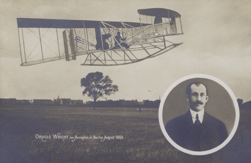 Orville Wright pilotando seu avião em Berlim, agosto de Photographer German