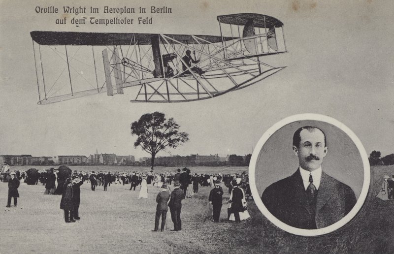 Orville Wright pilotando seu avião sobre o aeródromo de Temelhof, Berlim (foto a p/b) de Photographer German