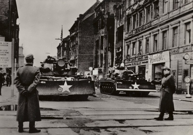 Entre 24 e 28 de Outubro de 1961 foram iniciadas provocações particularmente graves quando soldados norte-americanos fortemente armados, apoiados por tanques, violaram repetidamente a fronteira estatal da República Democrática Alemã (foto a p/b). de Photographer German