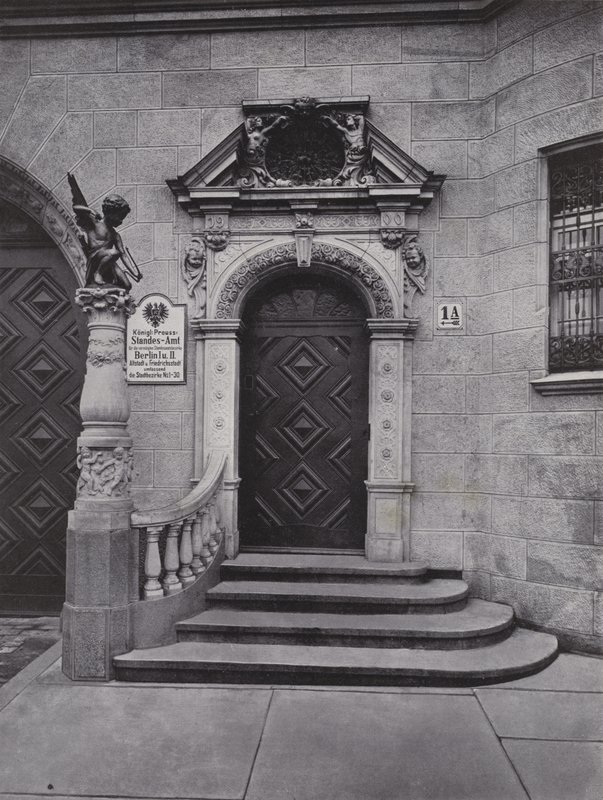 Portal da Conservatória do Registo Civil de Berlim I e II (foto a p/b) de Photographer German