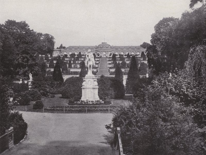 Potsdam, Monumento a Frederico o Grande e Vista do Palácio de Sanssouci (foto a p/b) de Photographer German