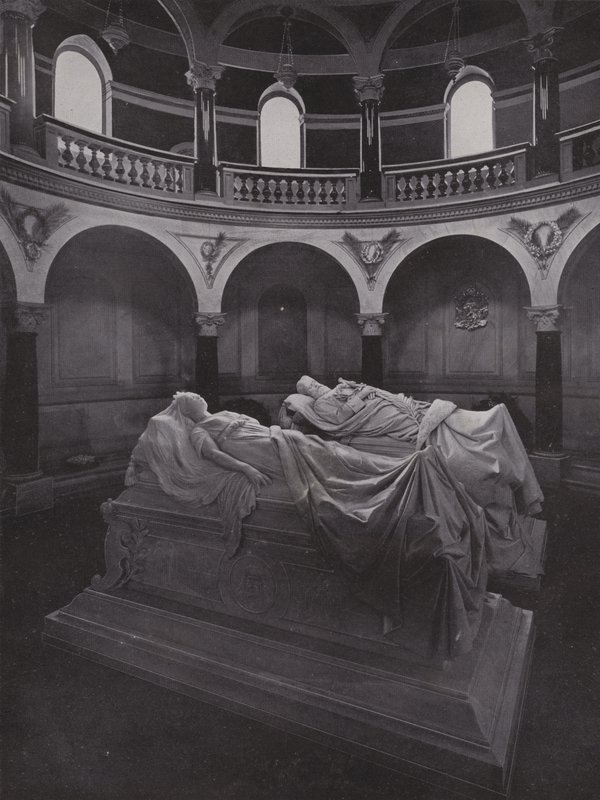 Potsdam, Friedenskirche, mausoléu com sarcófagos do Imperador e da Imperatriz Friedrich (foto a p/b) de Photographer German