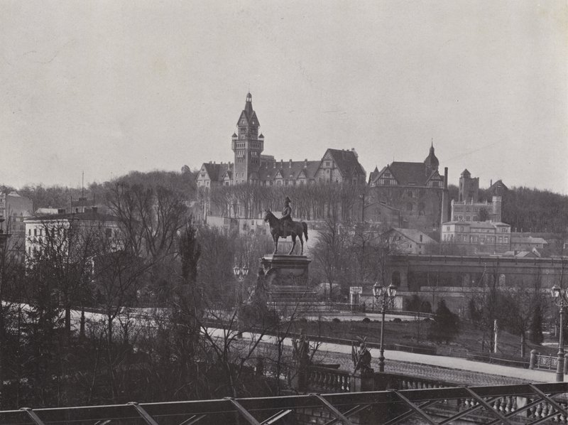 Potsdam, Escola de Guerra e Monumento ao Imperador Wilhelm o Grande (foto a p/b) de Photographer German